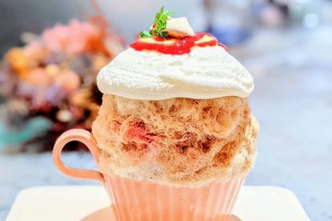 Housekibaco's kakigori with caramel milk syrup, raspberries, and—in a nod to a local Nara specialty—persimmon-leaf tea meringue.