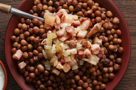 Gray Peas with Bacon and Onions