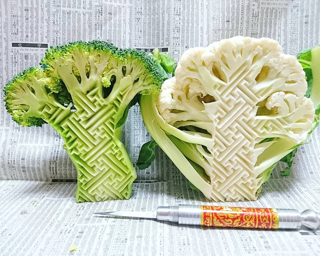 A broccoli and a cauliflower carved with a <em>sayagata</em> motif.