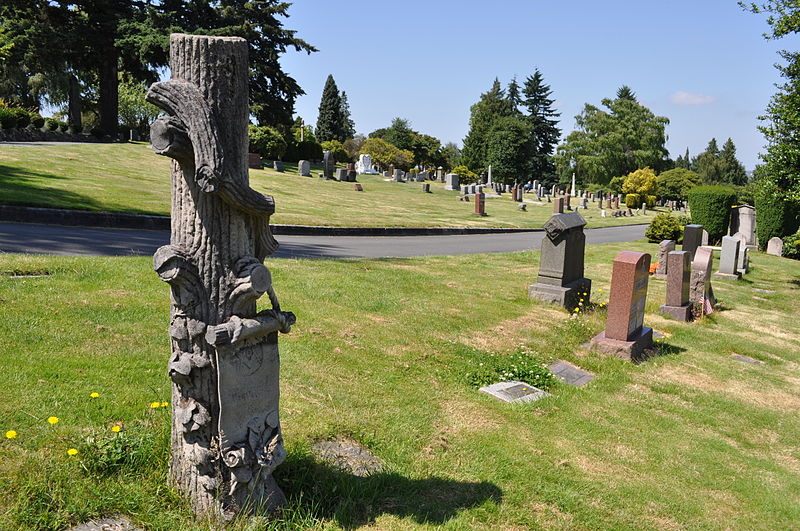 A Woodmen of the World tree-stump marker in Seattle.
