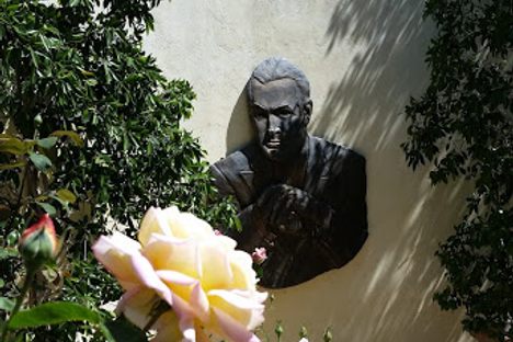 Likeness of Bob Hope in his memorial garden.