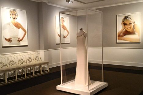 Versace dress and photos of Diana at MATE, Lima.