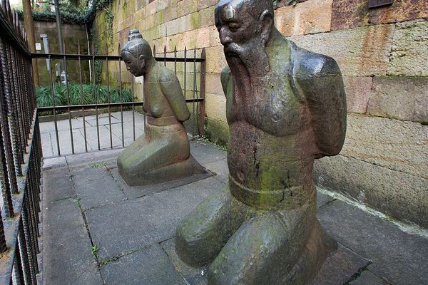 Statues of Qin Hui and Lady Wang.