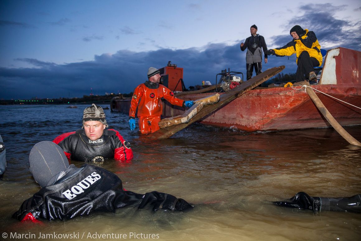 Divers recovering royal marbles from the Vistula River bed