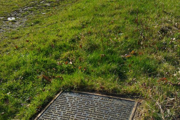 Lands of Exiles plaque in an Oxfordshire field 2018