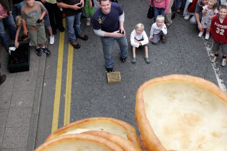 With the golden grid at his feet, a competitor prepares his next toss. 