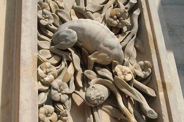 The strange creature on the Duomo portal 