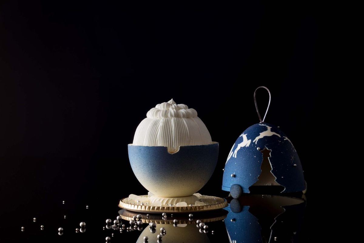 This astonishing 'Atarayo' cake from the Cerulean Tokyu Hotel in Shibuya, Tokyo, is a white chocolate egg with Santa and his reindeer flying through the sky depicted on it. It contains a zuccotto (an Italian semi-frozen cake) covered with cream cheese icing.