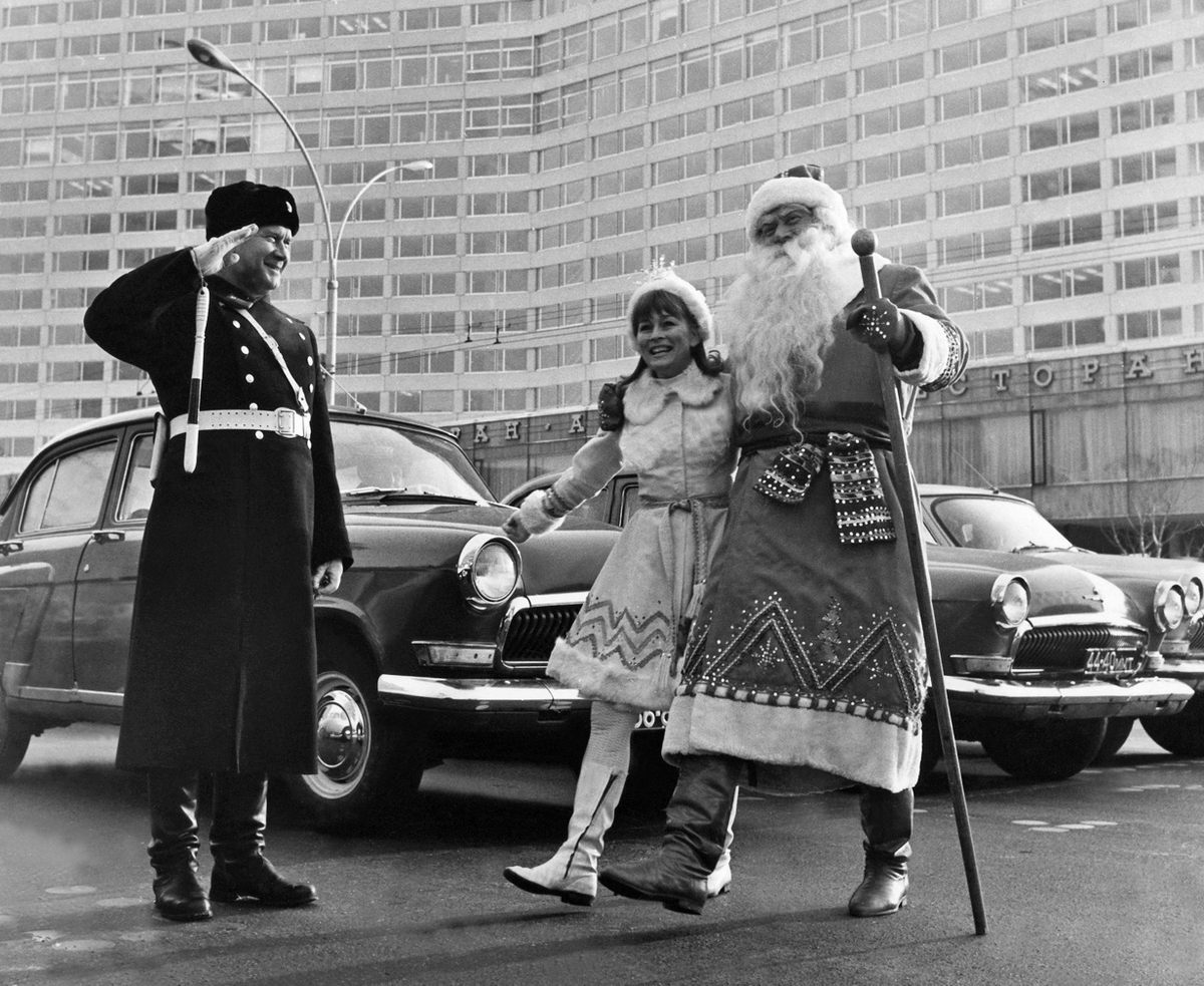 Snegurochka and Ded Moroz crossing a Moscow street in 1968.