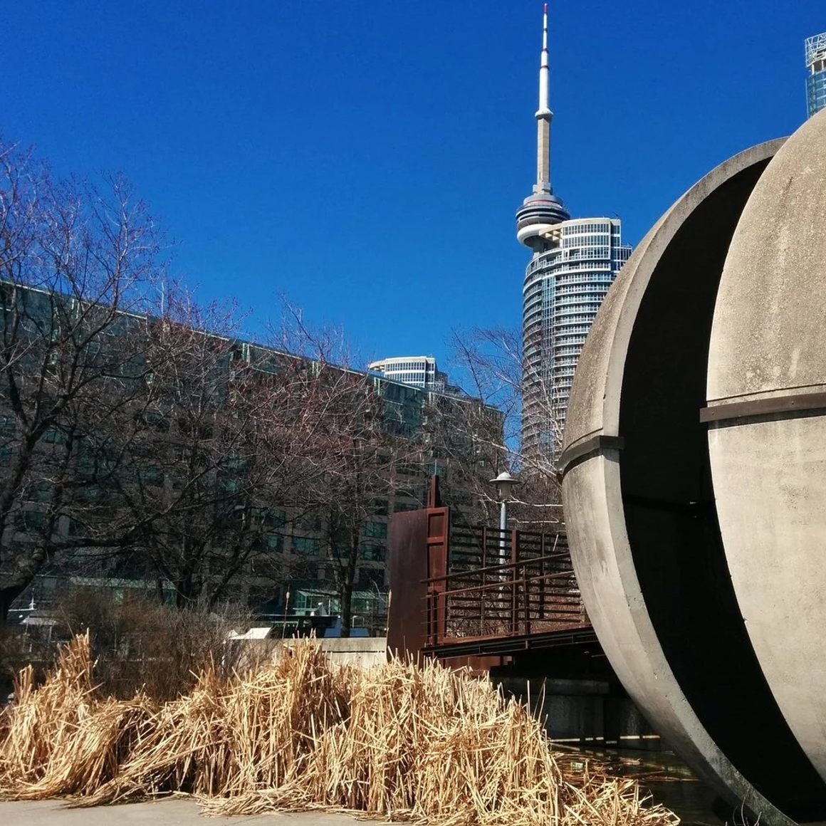 This scenic park on the shores of Lake Ontario is open 24/7.
