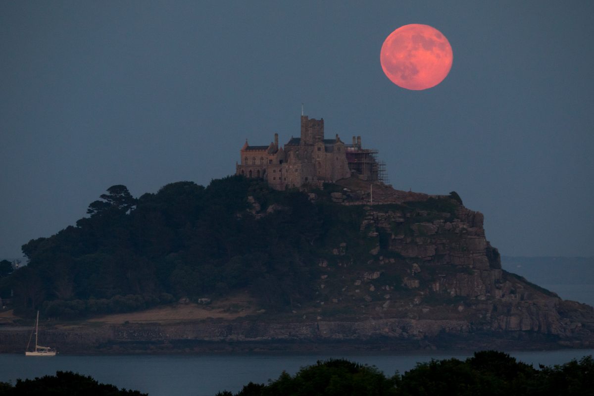 Watch the full 'Strawberry Moon' rise on June 3