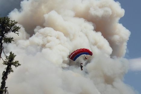 A smokejumper approaches a wildfire.