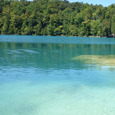 视图从一个绿色的湖的珊瑚礁石灰岩