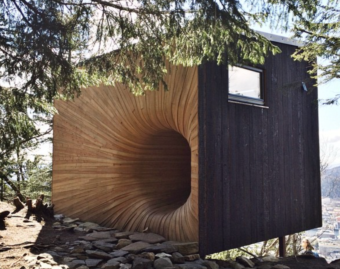 The cabin’s exterior mimics the horn of a tuba (hence its name).