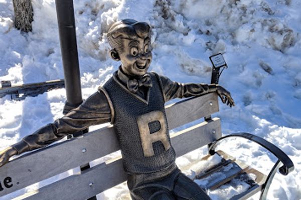 Statue of Archie Andrews, who can even smile despite the heavy snow the region receives.