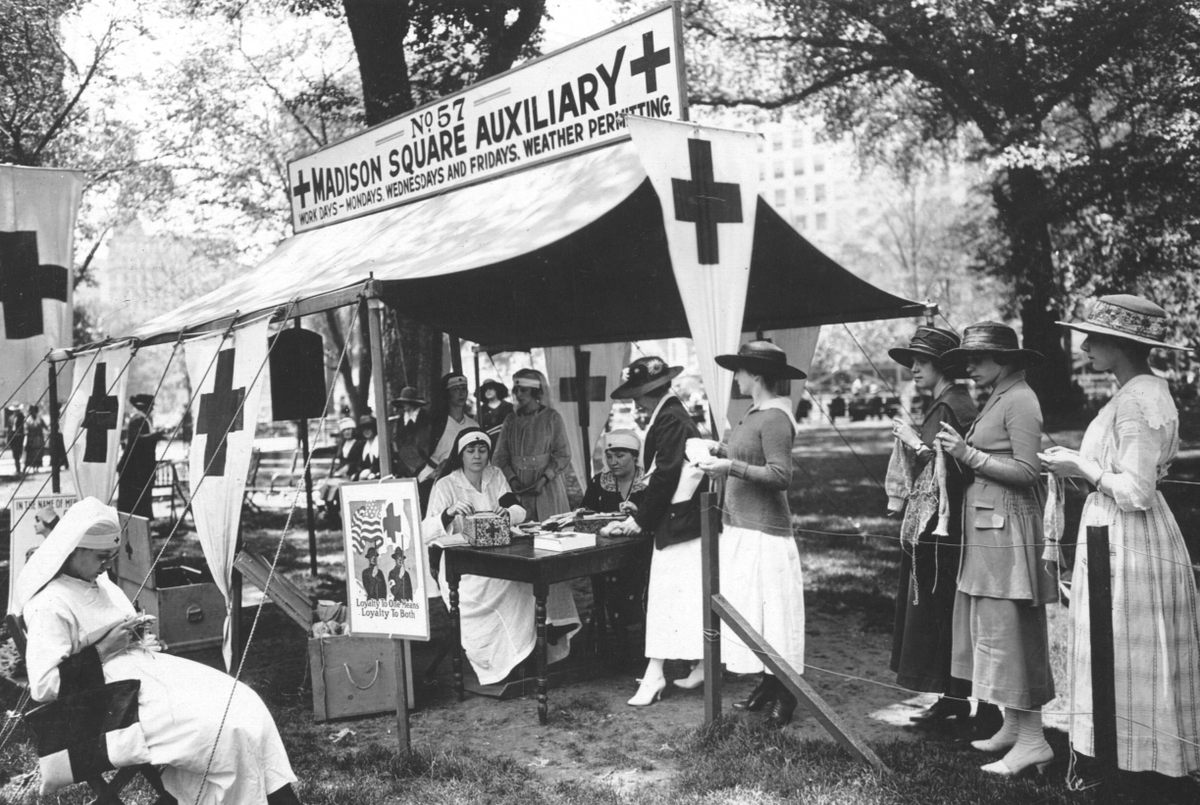 Every day at the noon, more than 200 working women gathered to knit socks, scarves, and headwear in Madison Square in New York, 1919.