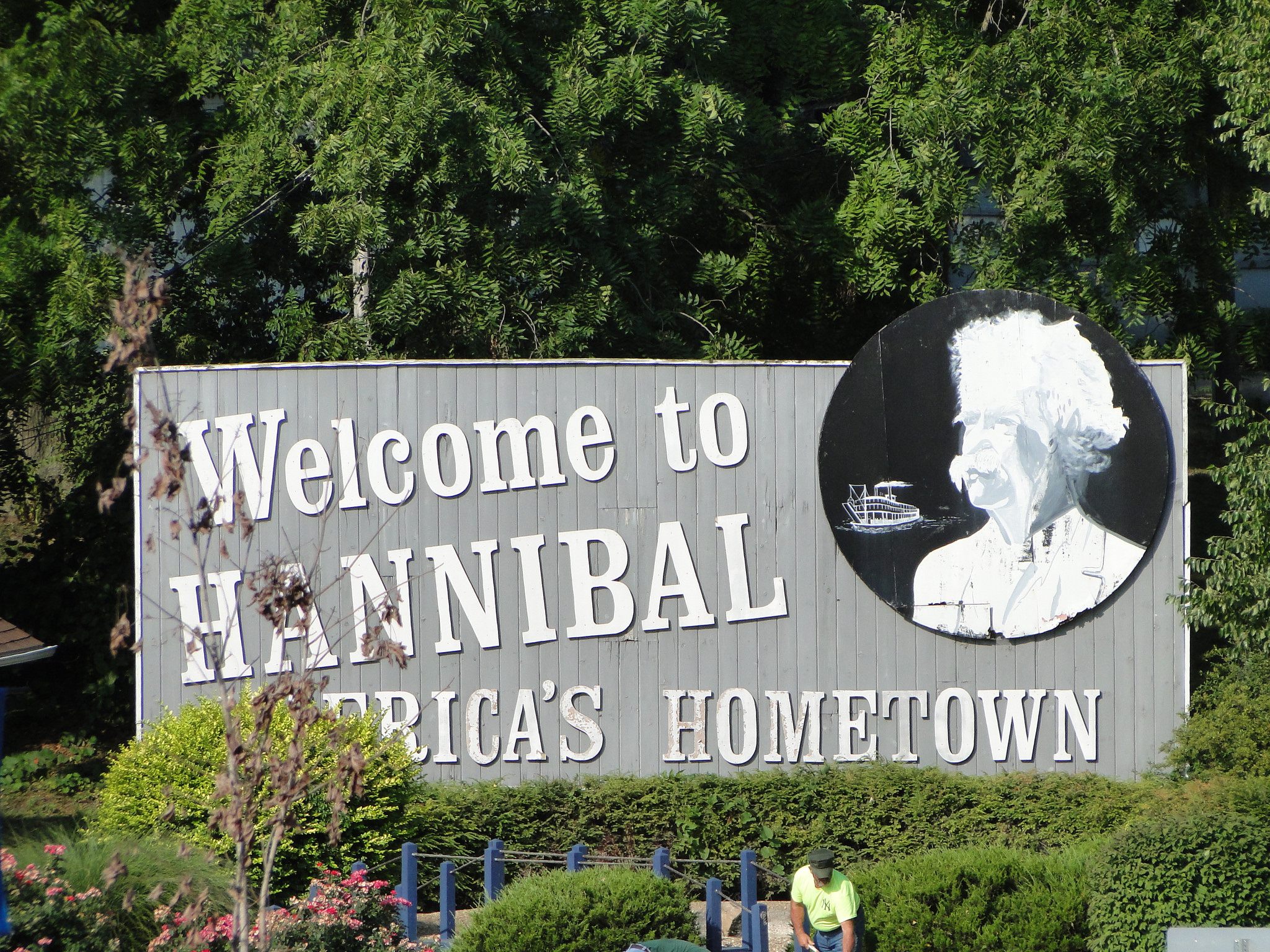 The welcome sign for Hannibal, Missouri, showing Mark Twain. 