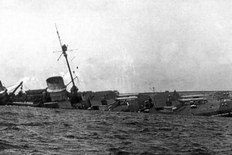 SMS Derfflinger capsizes and sinks during the scuttling
