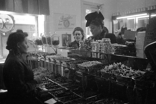 A customer in a candy store in Stockholm, 1946. 