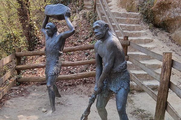 Neanderthal figures along the trail.
