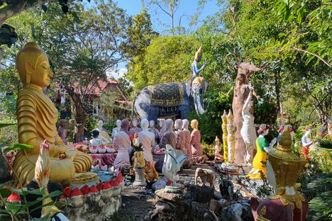 Wat Mok Khan Lan, Chom Thong Town (Temple of the Dinosaurs)