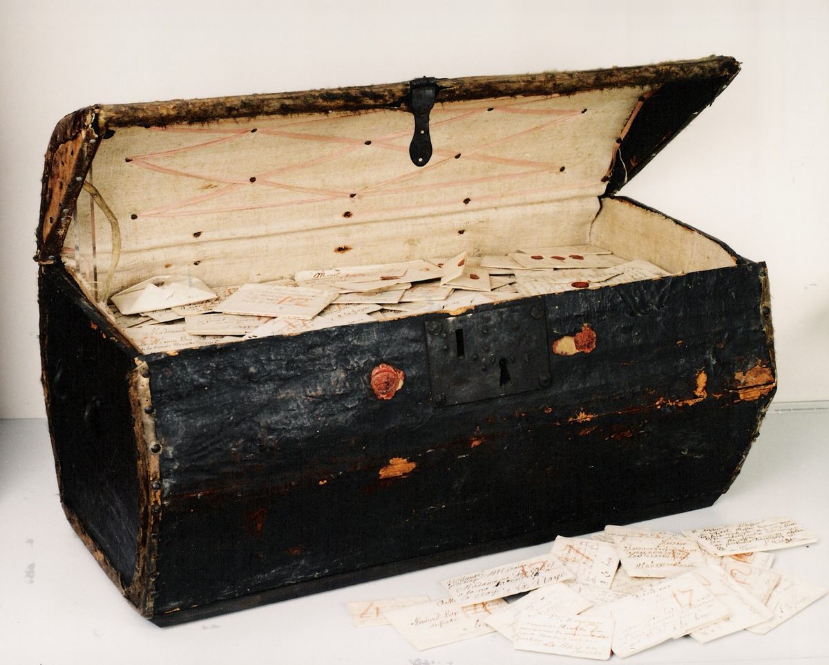 A 17th-century trunk of letters bequeathed to the Dutch postal museum in The Hague contains an extraordinary archive of 2,600 "locked" letters sent from all over Europe.