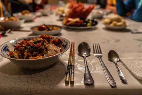 A bowl of ashlan fu ready to be eaten with chopsticks.