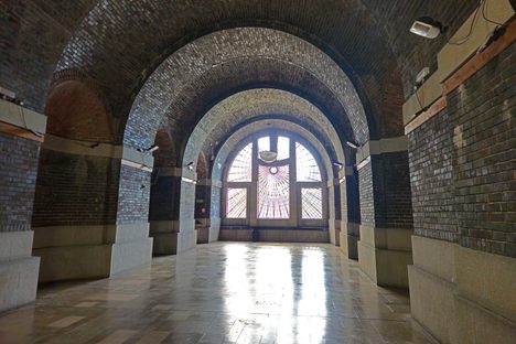 One of the alcoves near one of the crypt's windows