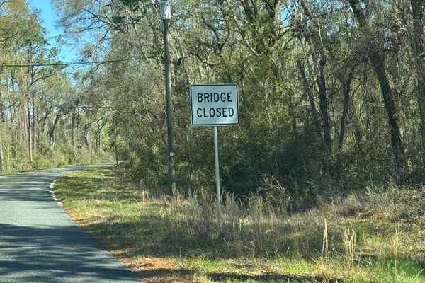 The road approaching the bridge - Photo by Sugarbomb