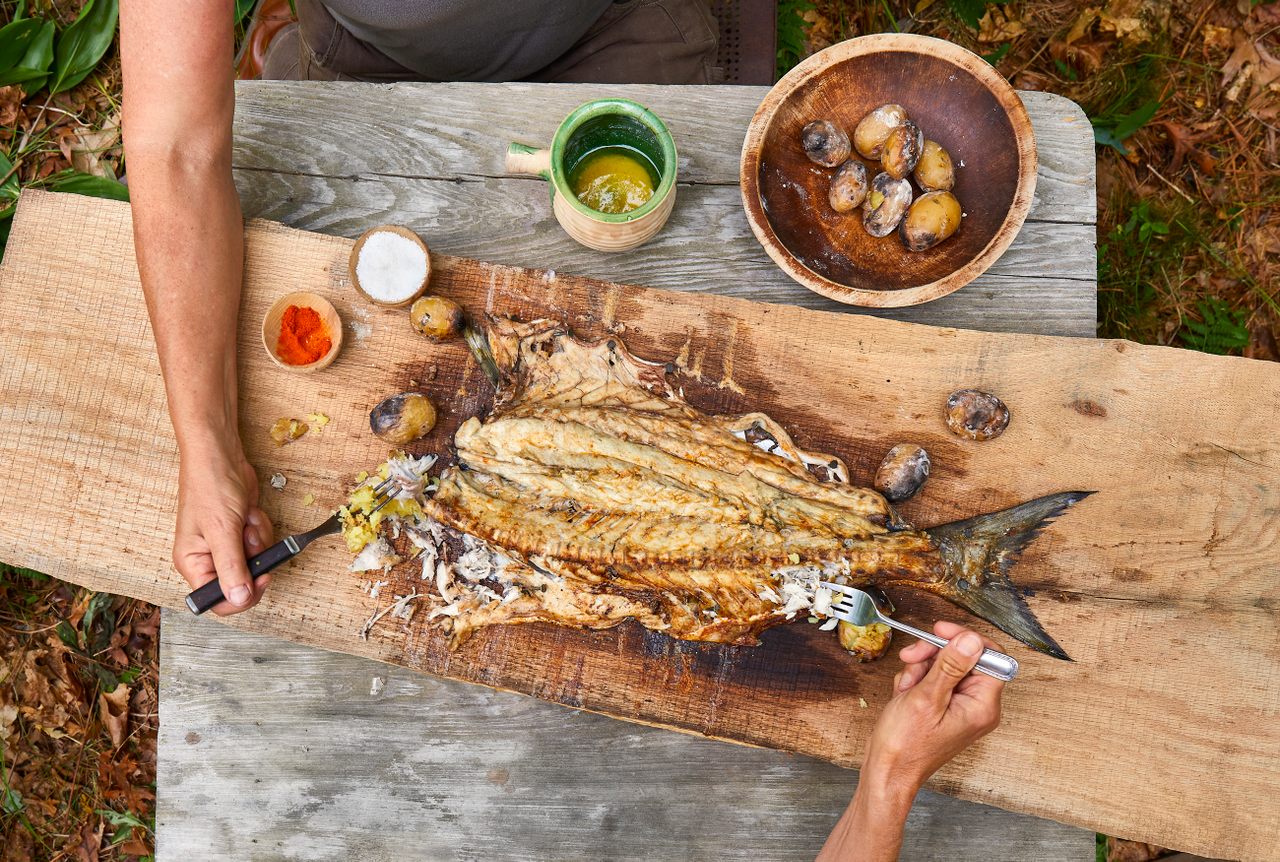 Serve your fish with potatoes "roasted in the ashes" and eat off the plank.