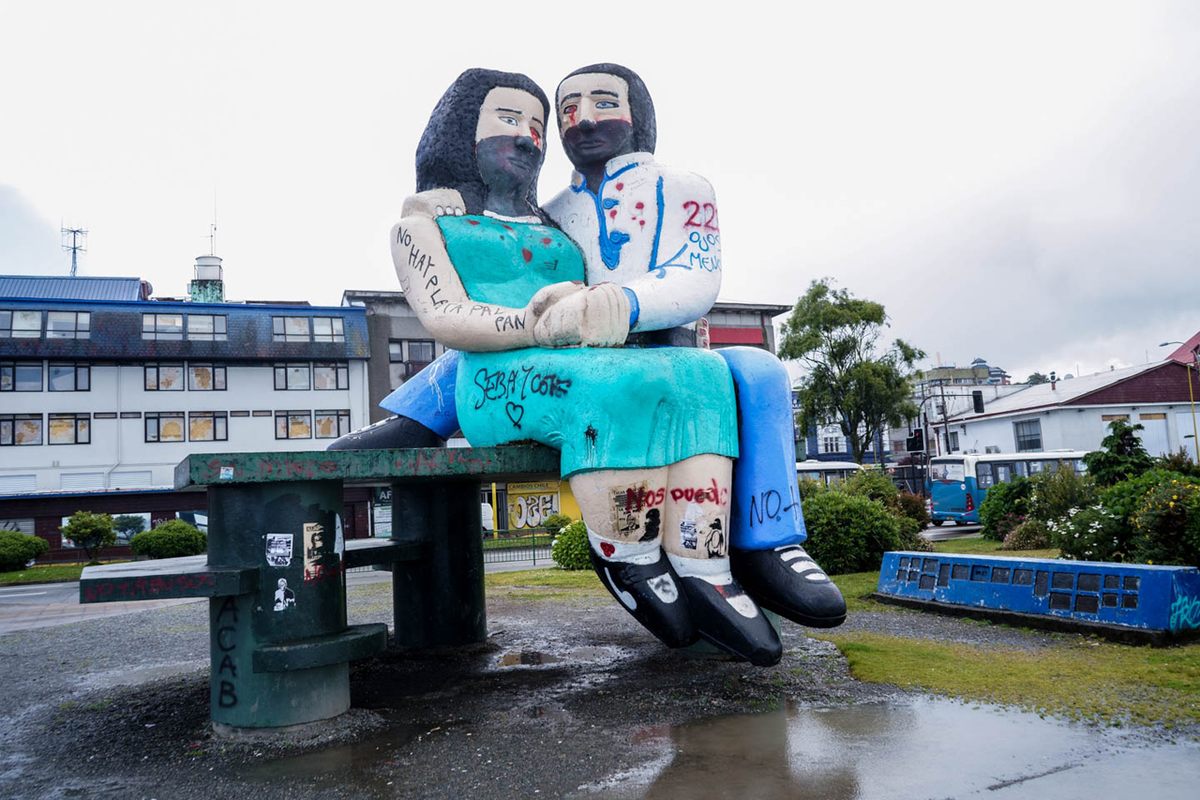An icon of Puerto Montt, <em>Sentados frente al Mar</em> (<em>[Lovers] Sitting Facing the Sea</em>),  by Robinson Barria. 