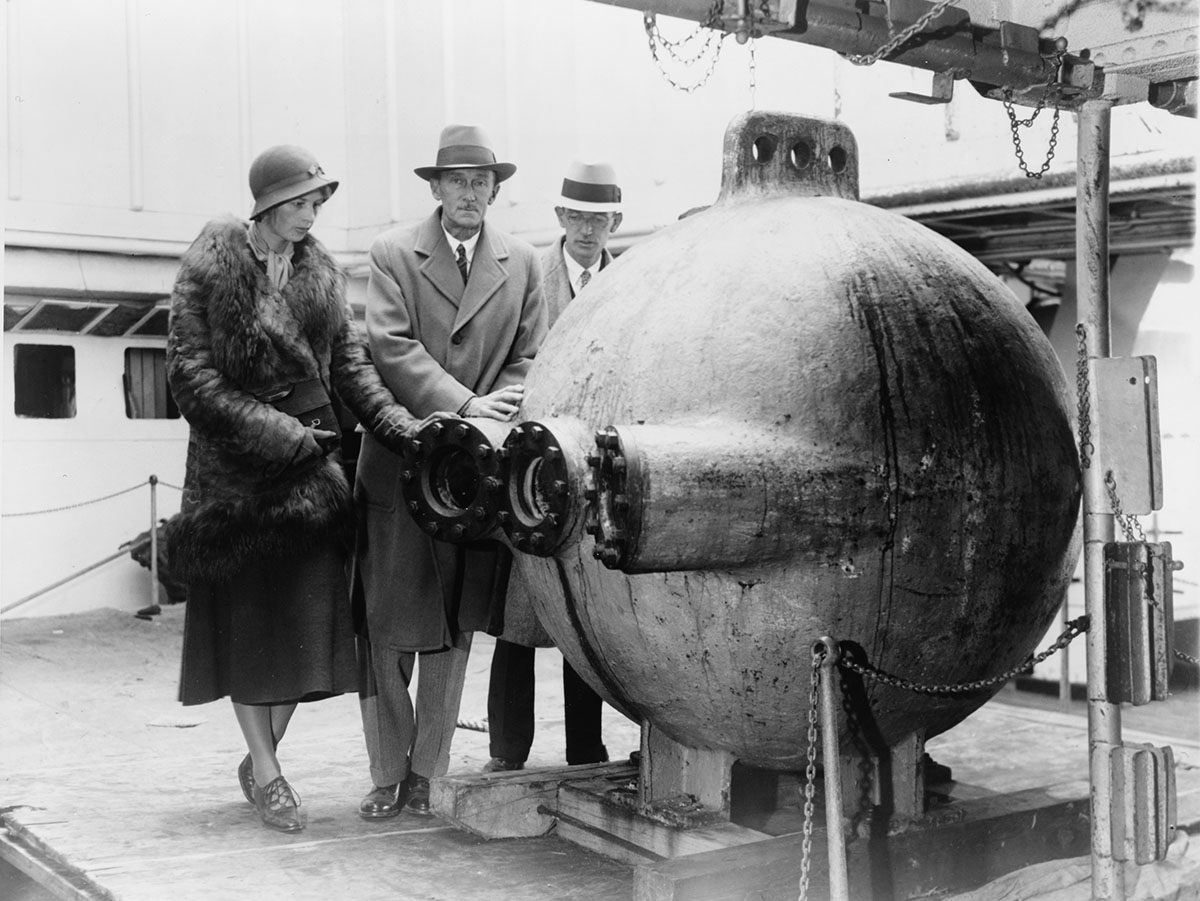 From left: Gloria Hollister, William Beebe and John Tee-Van next to the bathysphere, 1932.