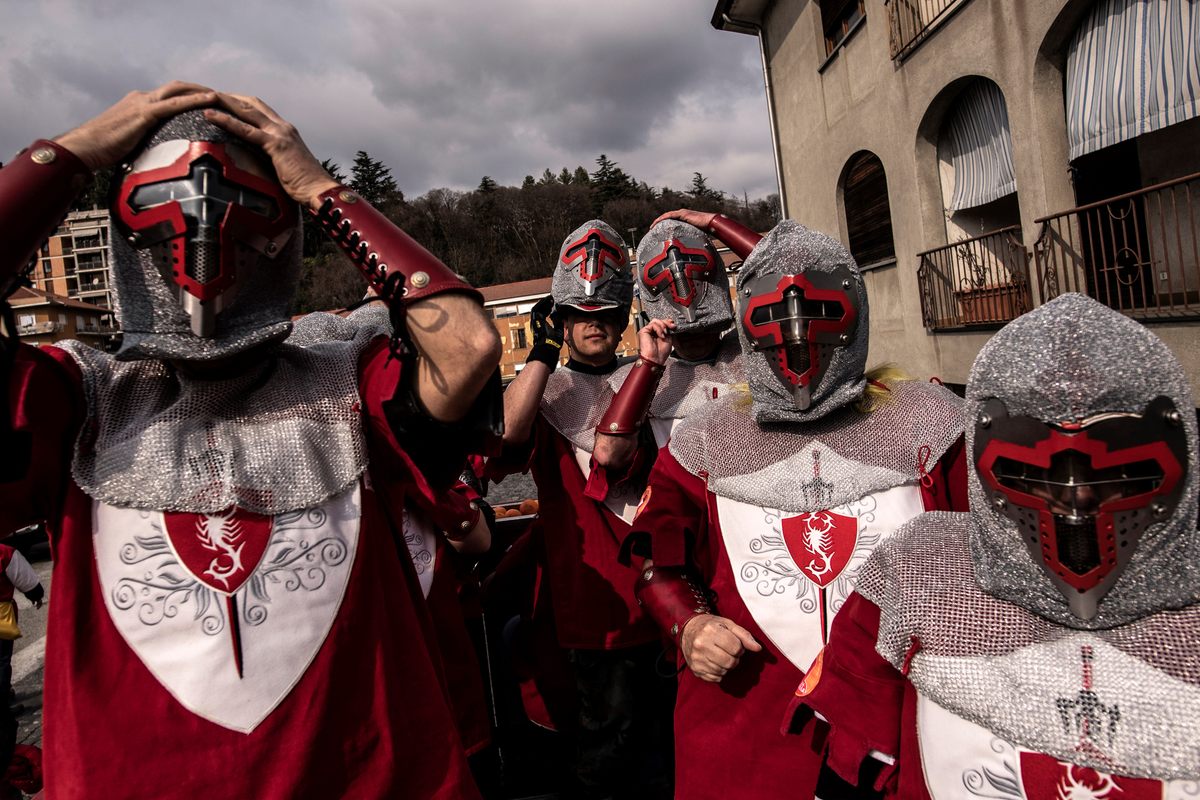 Members of the war carriage team "Gli Scorpioni del Tiranno" prepare for battle.