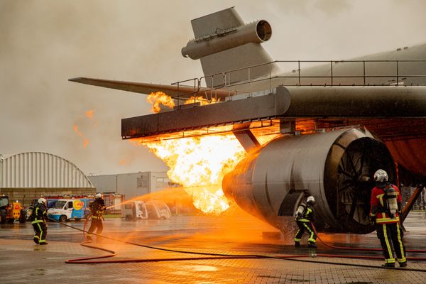 Firefighters training at Schiphol's FireFly.