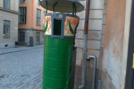 Källargränd urinoar (Källargränd Urinal)