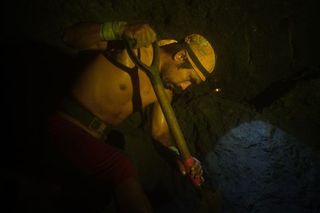 Gildardo and other amber miners work in the tunnels' high heat and humidity using basic tools like a pick, sledgehammer, and shovel. 