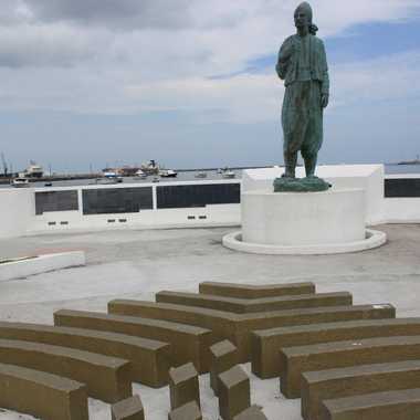 Statue and cedar-shaped memorial in Veracruz.