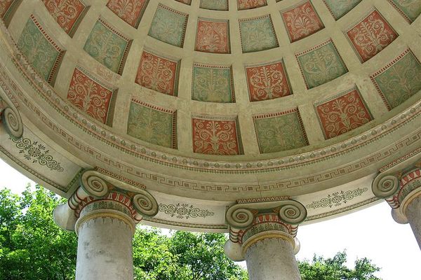 The inner dome of the Monopteros.