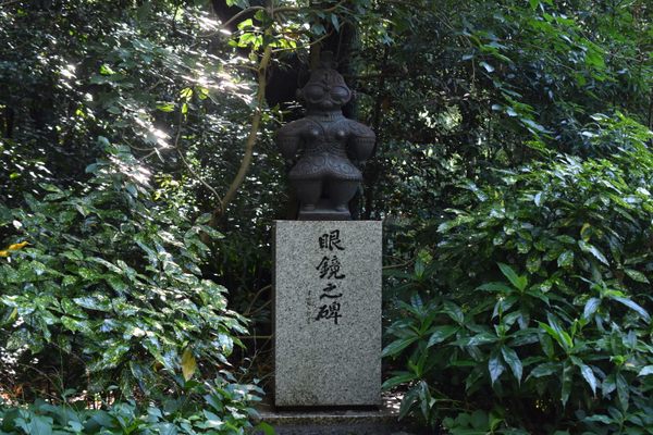 A bizarre dogu monument to glasses.