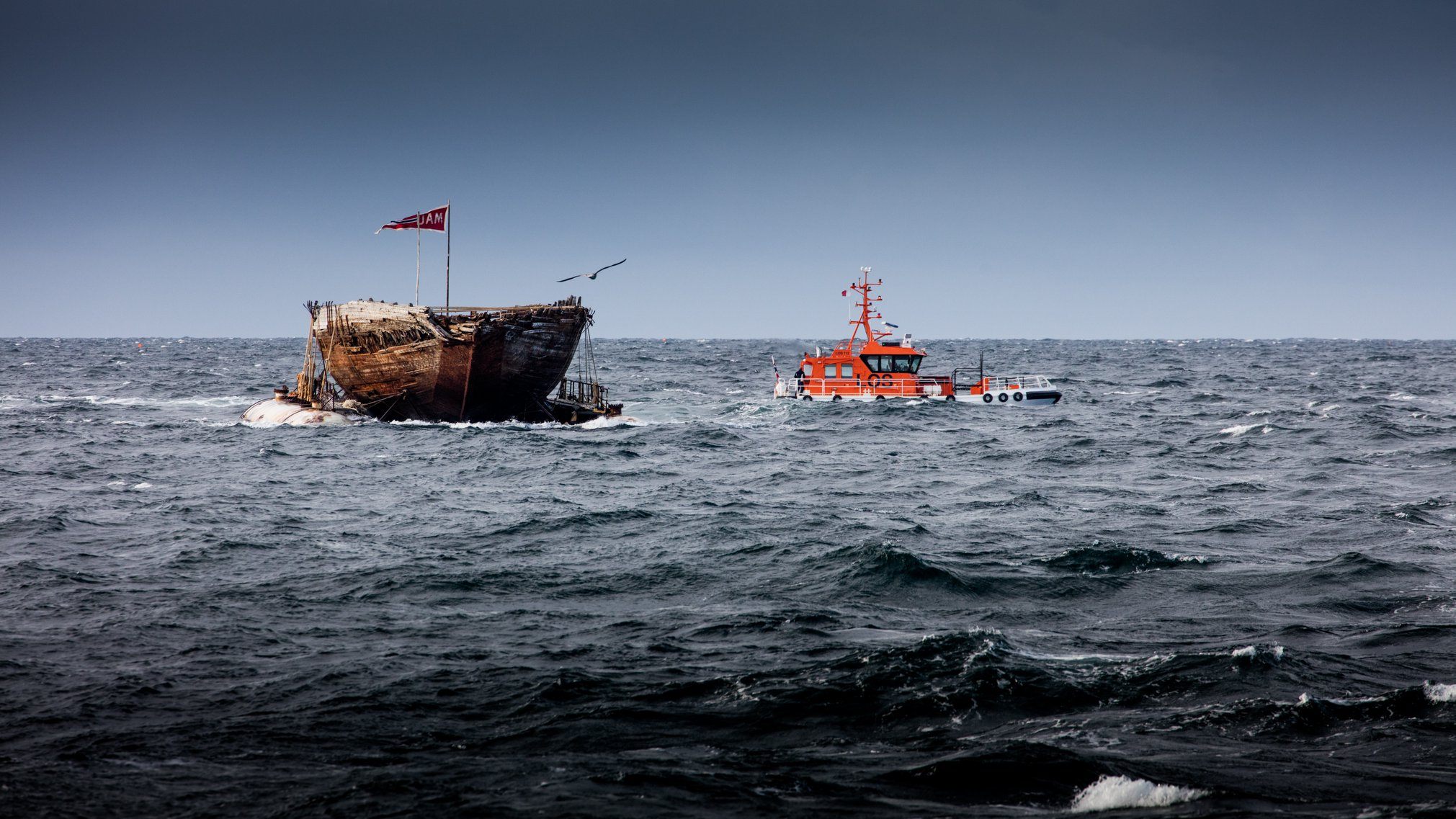 <em>Maud</em> and a pilot boat off the shore of Vestfold.