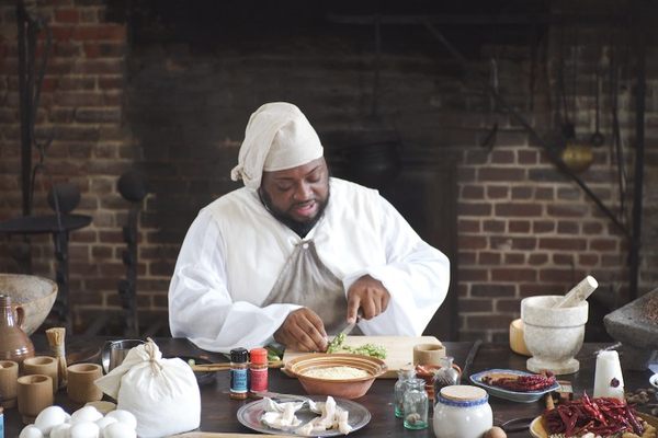 Dontavius Williams thanks Caesar, the 18th-century enslaved chef who managed Stratford Hall, before beginning a demonstration in the historic hearth where Caesar once cooked.