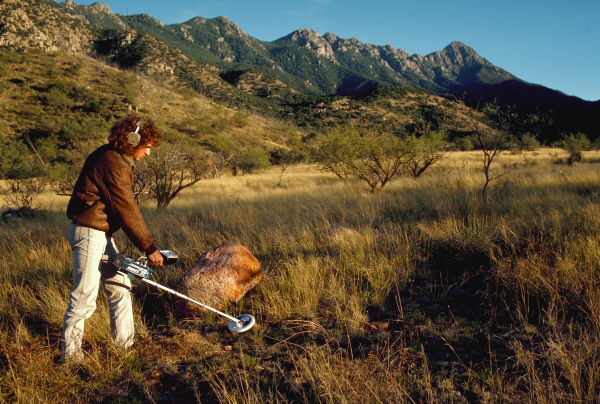Bob Haag uses a metal detector to hunt for meteorites south of Tucson in 1985. He would go on to become a titan among hunters and revolutionize how space rocks were sought and sold.