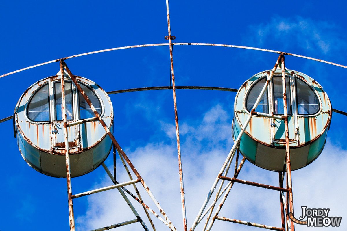 A close-up of the cars on the ferris wheel.