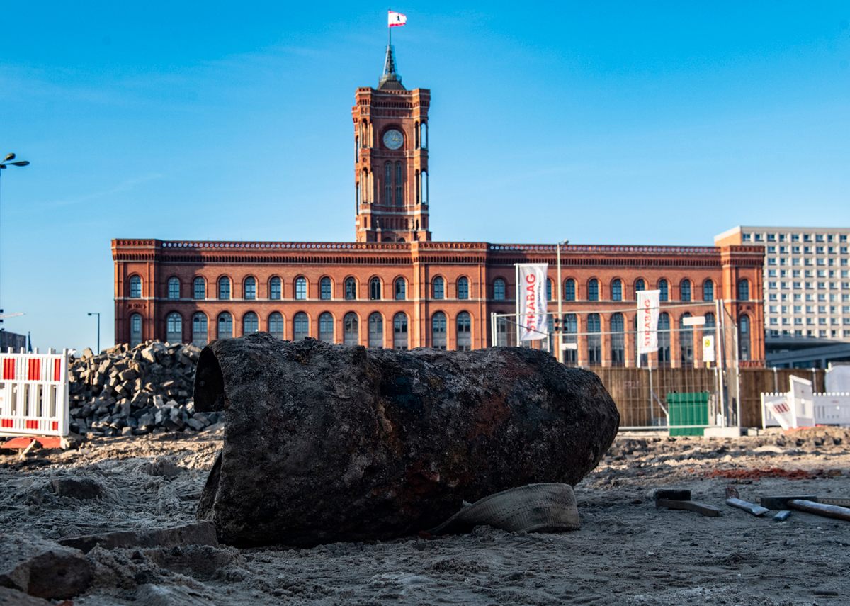 The bomb—German-made, but with a Soviet fuse—will be taken out of the city to be detonated safely.