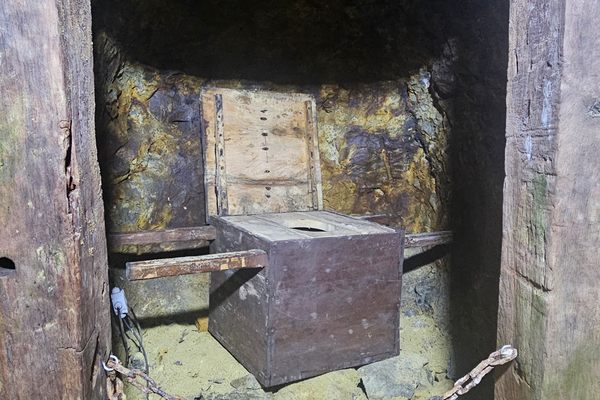no plumming, all miners had their own bucket they had to wash in a stream in the presence of a foreman to be sure they were not sneaking out opals!