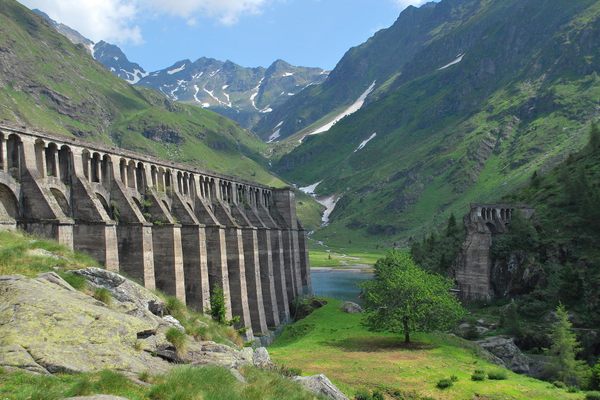 The view of the dam and the valley behind.