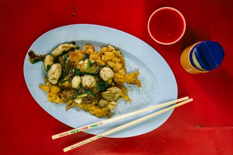 At Nai Mong Hoi Thod, the oyster omelet is worth waiting for.