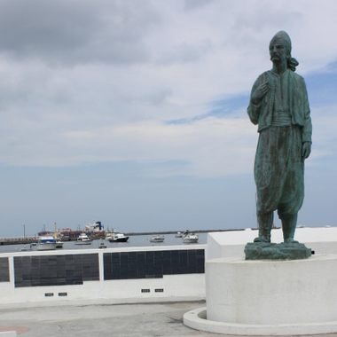 Statue and cedar-shaped memorial in Veracruz.