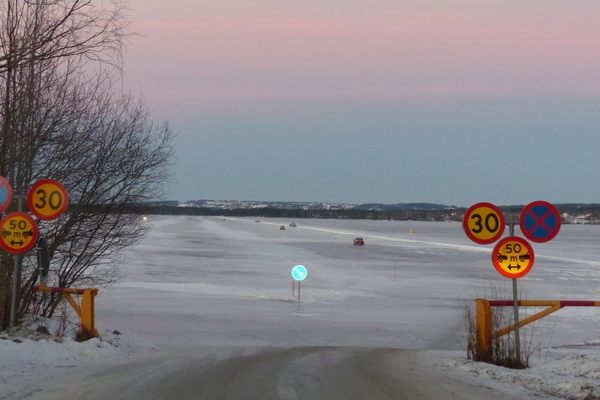 Entrance to the “ice bridge” over Storjön