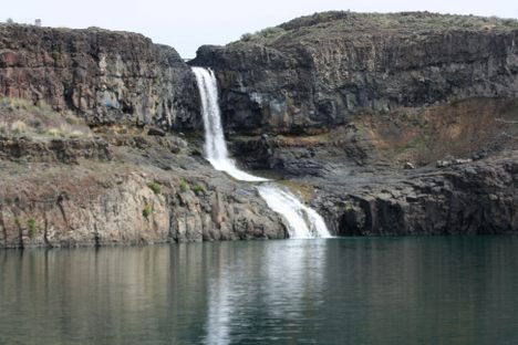 Oblique view of the falls.
